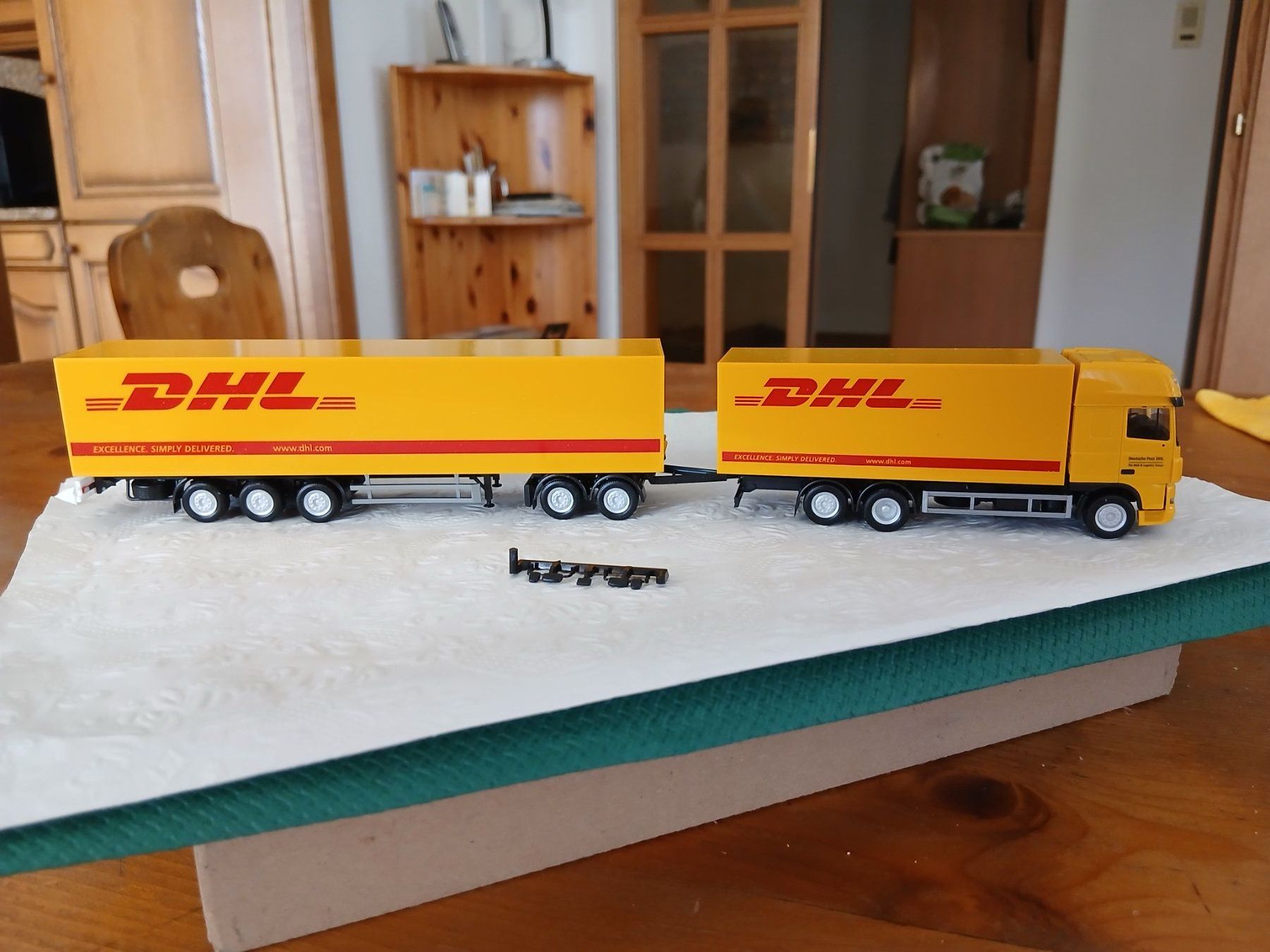 Daf Modellini d'auto: DAF XF Roadtrain 3-a 5-a DHL gelb & Opel Vivaro Van – Nuovo (secondo la descrizione) da Salgesch venduto da andiroues 2