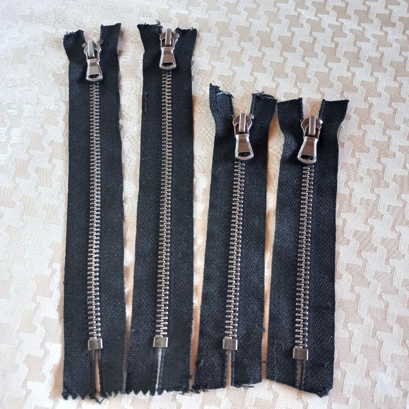 Tessuti: Lot de 4 fermetures éclair KEE noires métal  – Nuovo (secondo la descrizione) da Dompierre FR venduto da fat_xth5