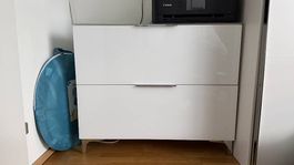 Robustes Sideboard mit Glasplatte