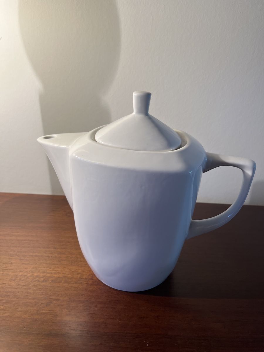 Teekannen: Weisse Teekanne, Keramik, modernes Design – Gebraucht aus Luzern von Jiggy_8898