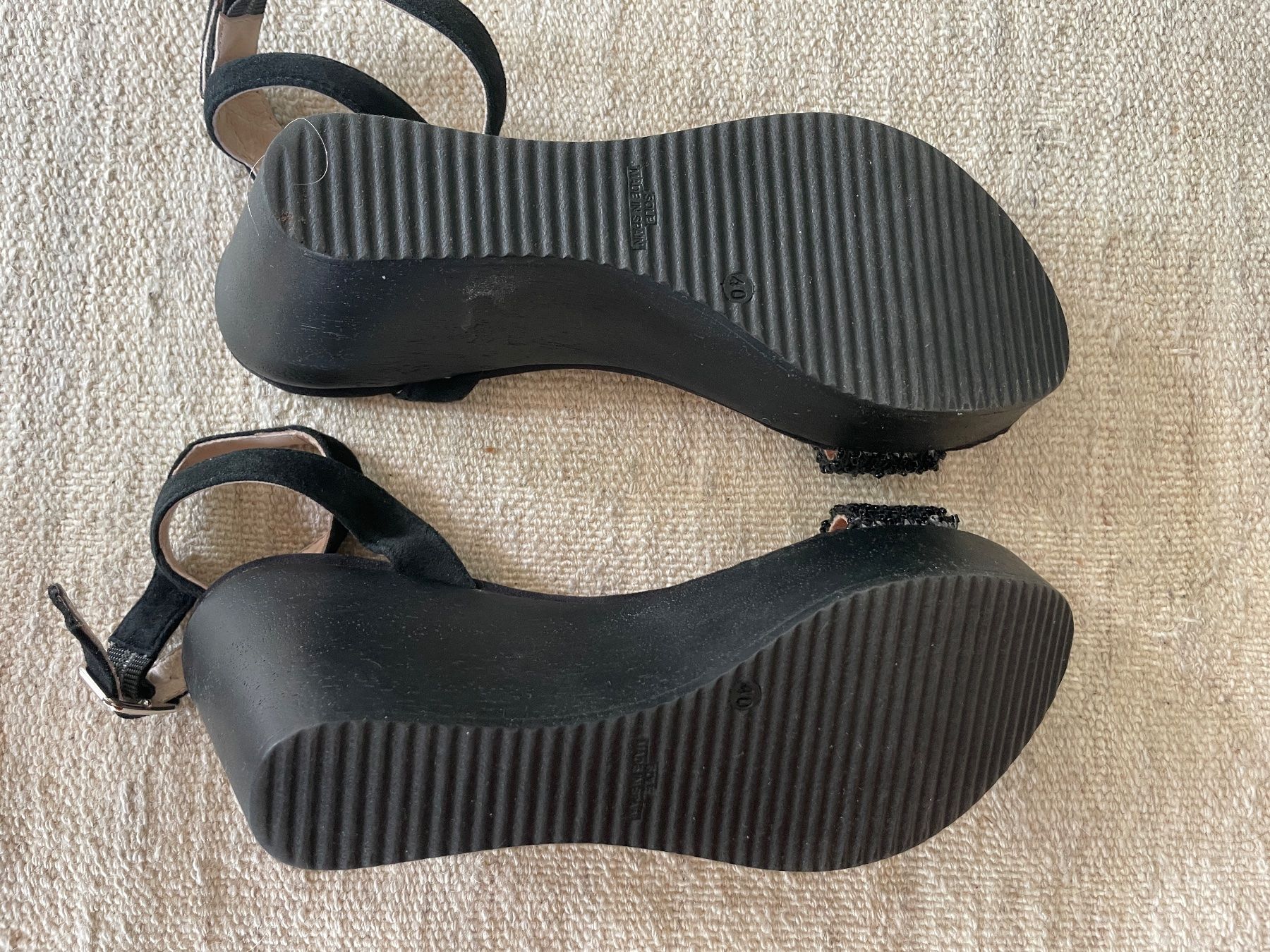Scarpe da donna: schwarze Plateausandalen – Nuovo (secondo la descrizione) da Rüschlikon venduto da Brixen07 5