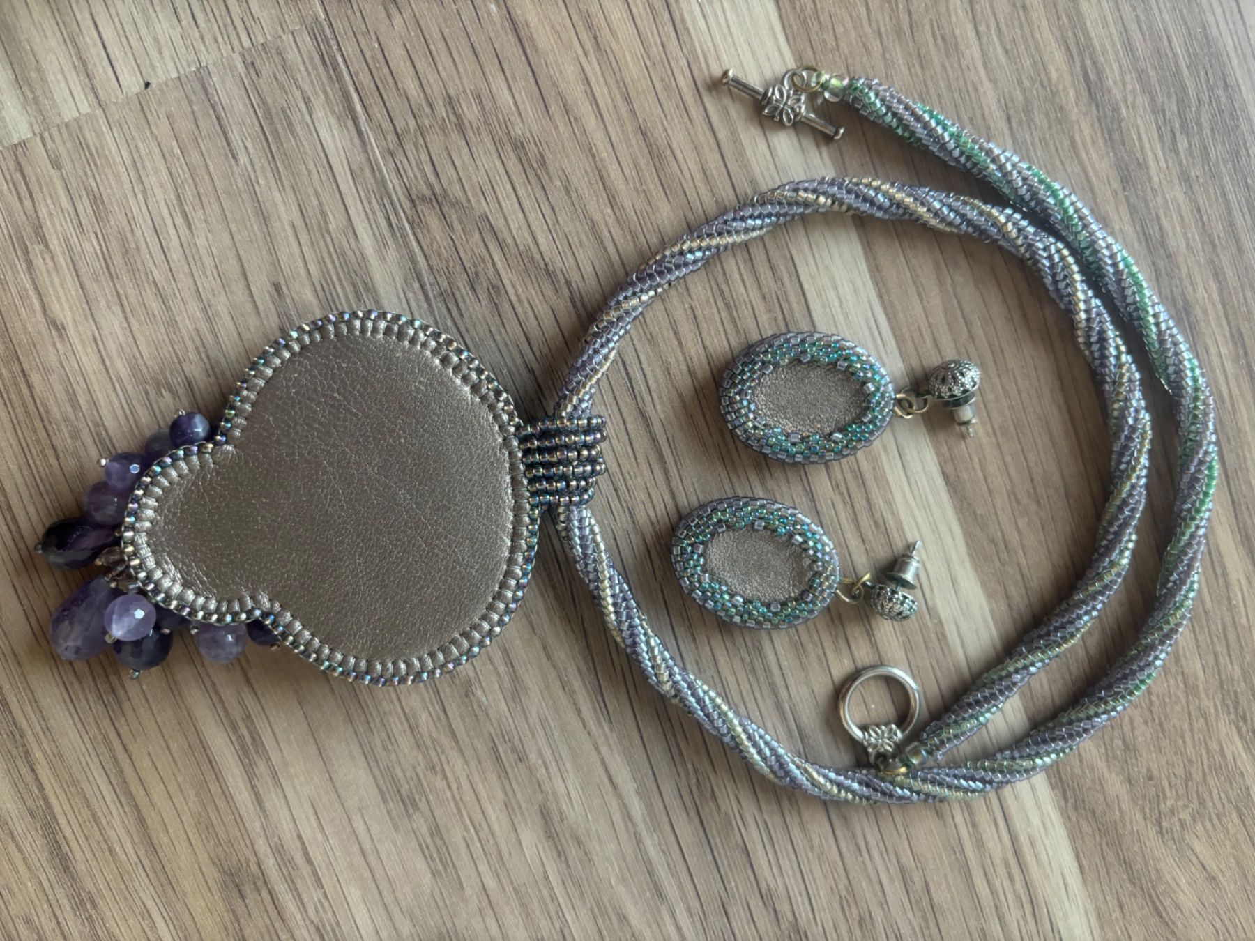 Autres bijoux: Unique: handmade, сharoit stone, Japanese pearls, – Neuf (Voir description) à St-George par elena27 1
