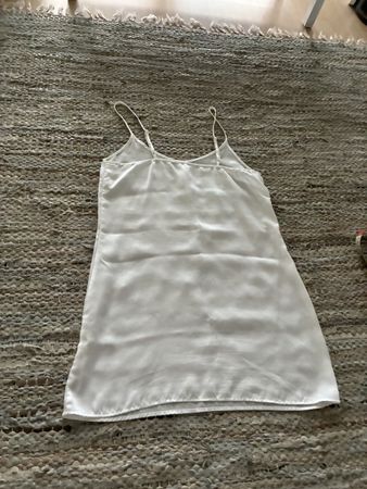 Unterkleid weiss mit verstellbaren Träger. S