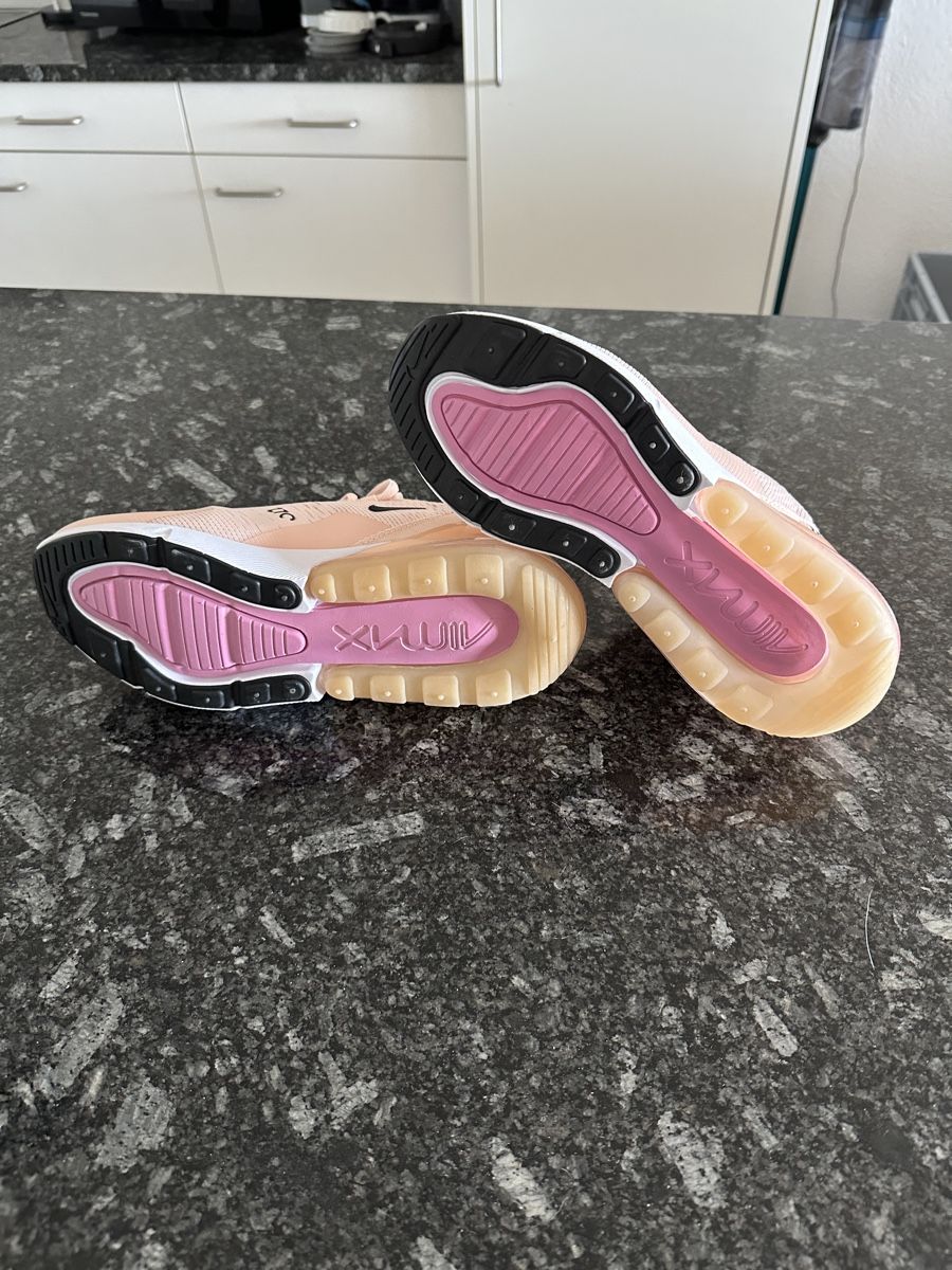 Nike Scarpe da donna: Nike Air Max 270 Grösse 40 neu – Nuovo (secondo la descrizione) da Meikirch venduto da sjo1990 1