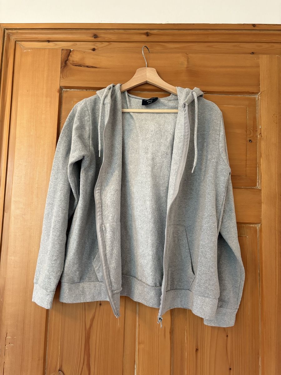 Maglioni & Felpe: Grauer Kapuzenpullover Reissverschluss Gr. M "Tessentials"  – Usato da Frauenfeld venduto da lin_77m9 1