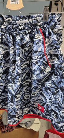 Nike Shorts schwarz weiss bedruckt neuwertiger Zustand