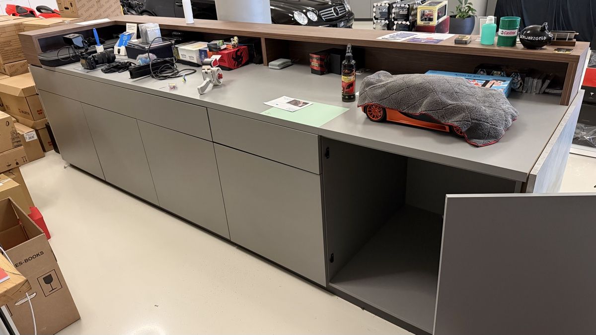 Allestimento di negozi e stand fieristici: Empfang Vintrine Theke mit 3 Stühle – Usato da Winterthur venduto da ric_6jyz