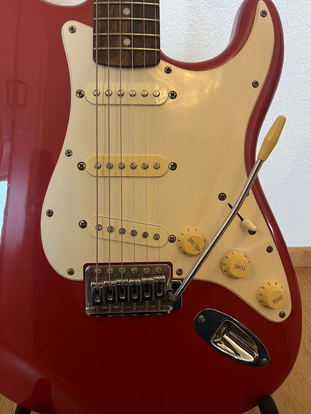Squier Musikinstrumente: E-Gitarre Squier Bullet Strat Rot – Gebraucht aus Nassenwil von SShao 3