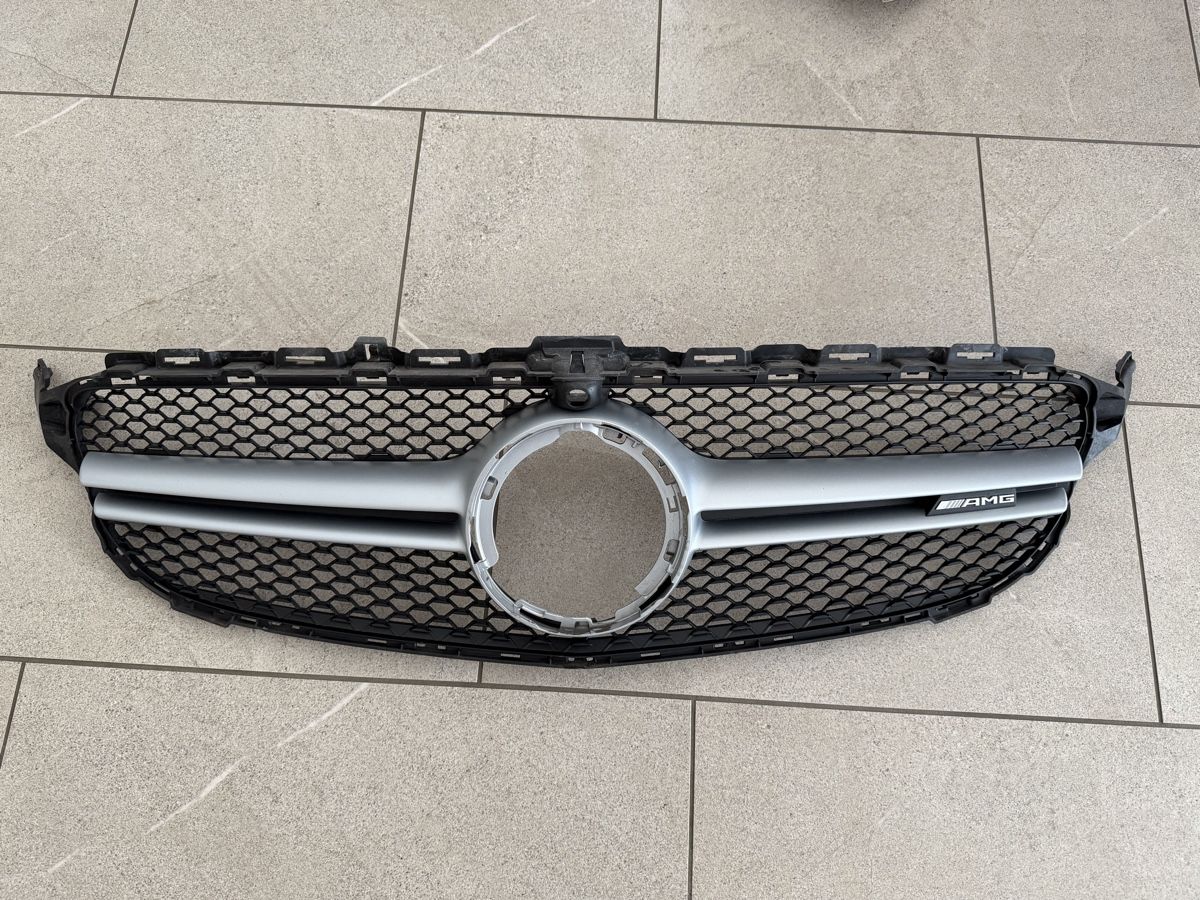 Mercedes-Benz Tutti pezzi di ricambio auto: C43 AMG Grill – Usato da St. Gallen venduto da wastmo