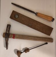 LOT: 4 alte Werkzeuge - Feile, Hammer, Wasserwaage, Dreher
