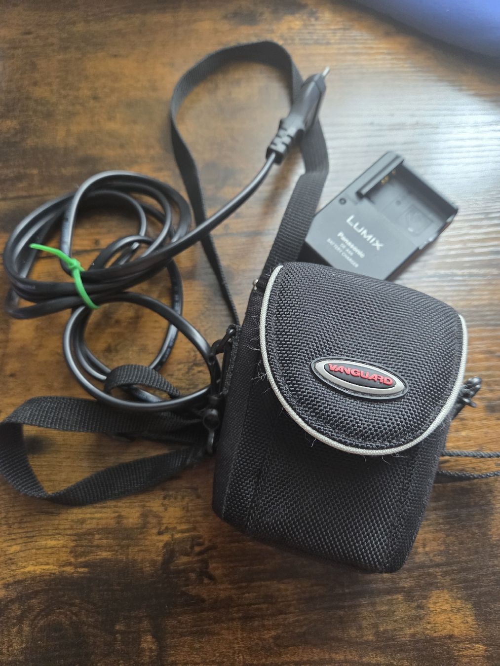 Panasonic Fotocamera: Panasonic Lumix DMC-ZX1 camera with accessories – Usato da Winterthur venduto da Maricels_Boutique 8