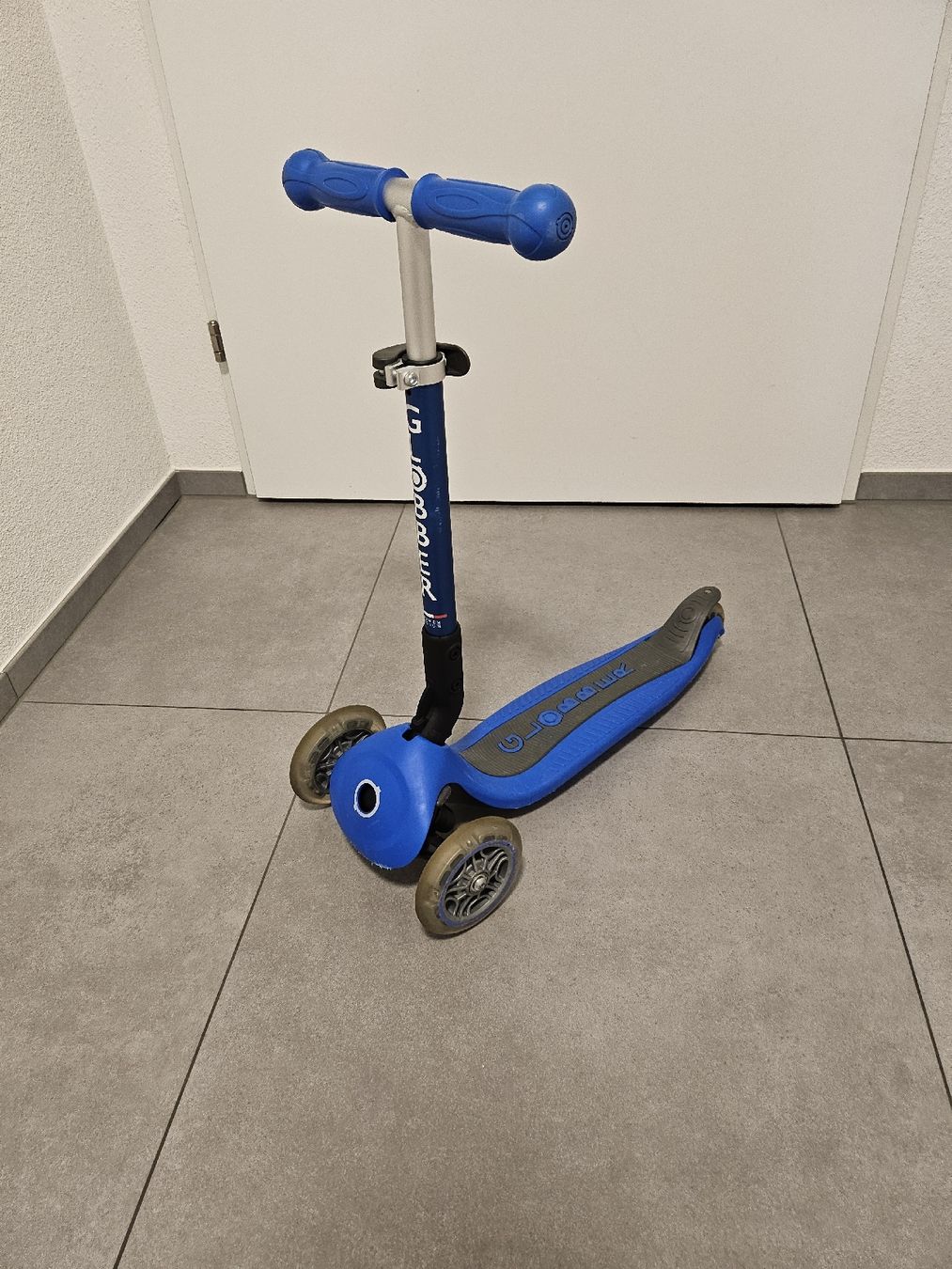Globber Kickboard: Globber Scooter Junior mit Leuchtrollen – Usato da Baar venduto da Naedels-Kreationen 1