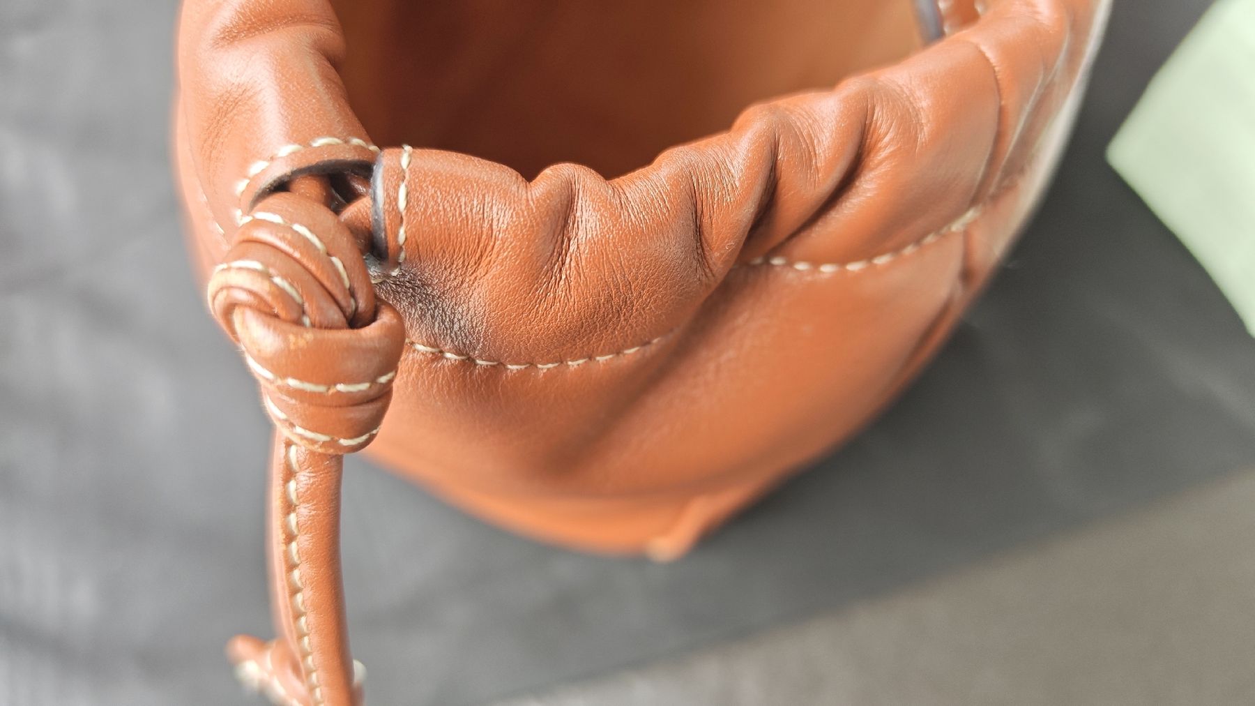 Celine Borse da donna: Celine Cuir Triomphe Cabas Drawstring Small – Usato da Lommis venduto da loqi 4