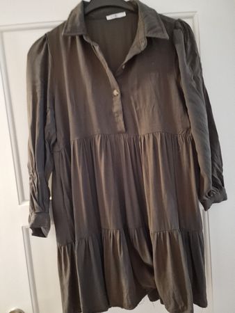 Schönes, olivgrünes Kleid mit langen Ärmeln, Grösse L