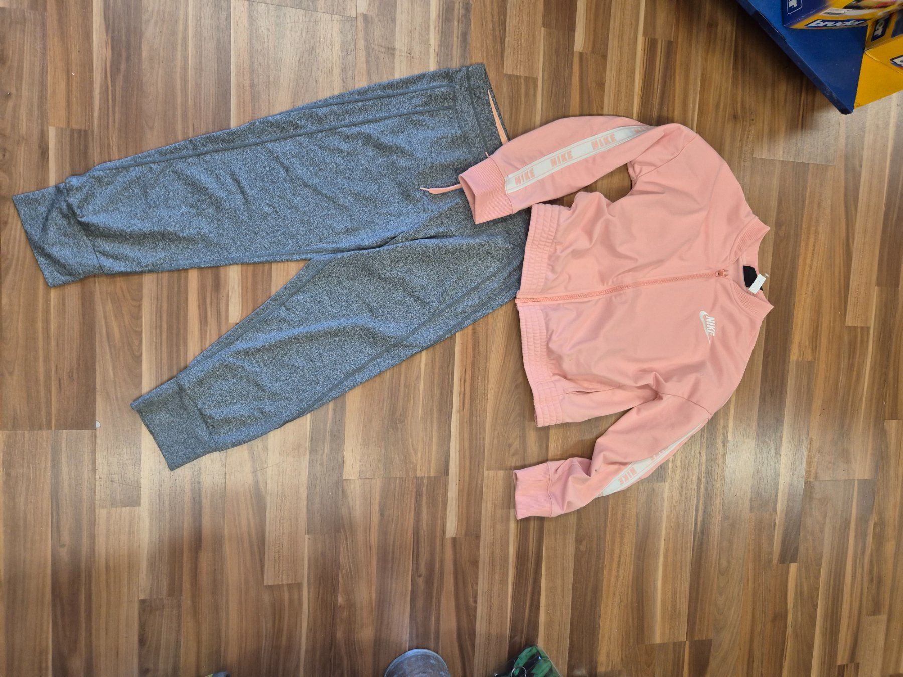 Nike Kleiderpakete & -sets: Nike Trainerjacke plus 1Trainerhosen gr 158 B19 – Gebraucht aus Schwarzenburg von Flamingo07