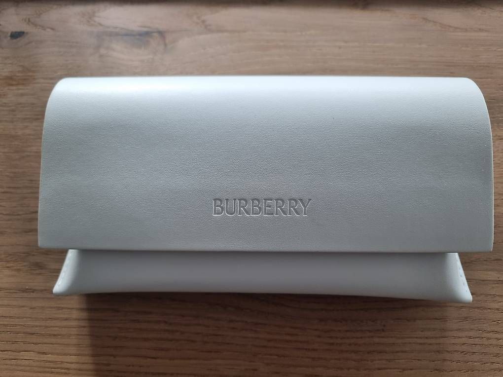 Sonstige Kleidung & Accessoires: Burberry Brillenetui neu – Gebraucht aus Staufen von Puzzelii
