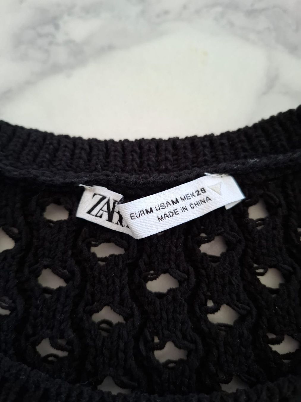 Zara Tops: Zara Stricktop, schwarz, Lochmuster, Rüschen, Gr. M – Gebraucht aus Massagno von Michaela.F 2