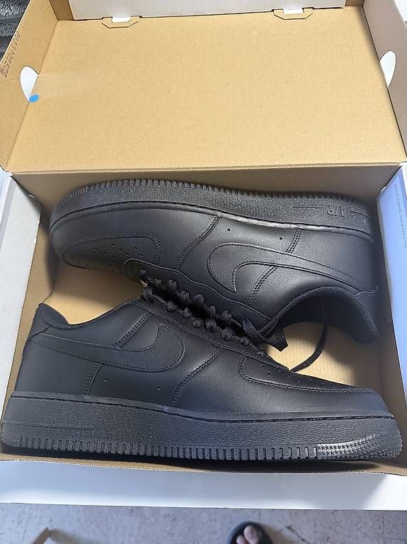 Scarpe da uomo: Nike Air Force 1 Schwarz Grösse 45.5, neu – Usato da Sirnach venduto da ped_8pnf