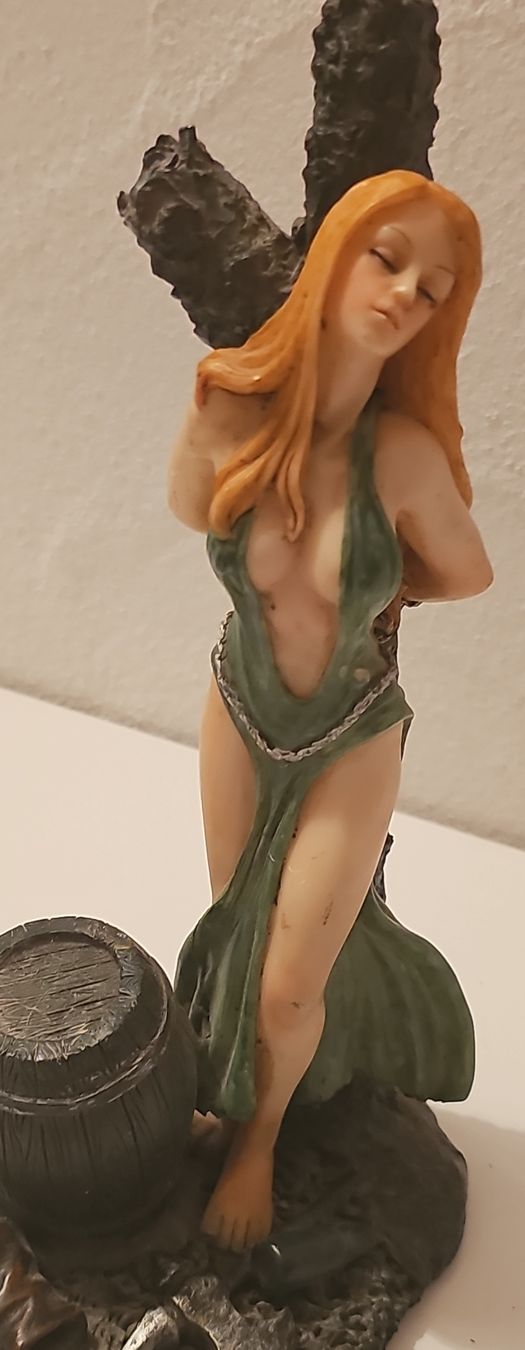 Figuren: Dekorative Frauenfigur an einen Baum gebunden – Gebraucht aus Meisterschwanden von Luluku