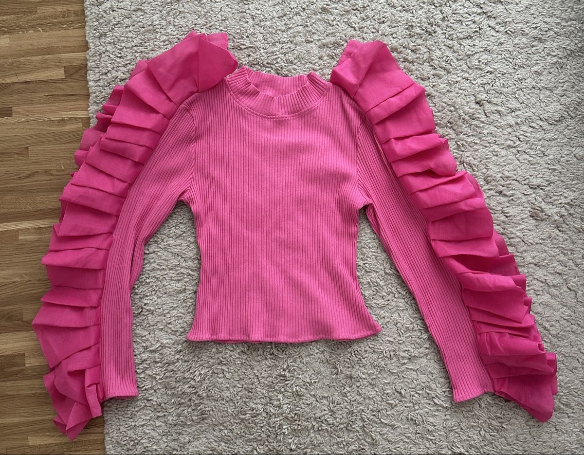 Pulls & Sweat-shirts: Pullover pink mit Rüschenärmel – D'occasion à Dübendorf par Magis_Stuff 1