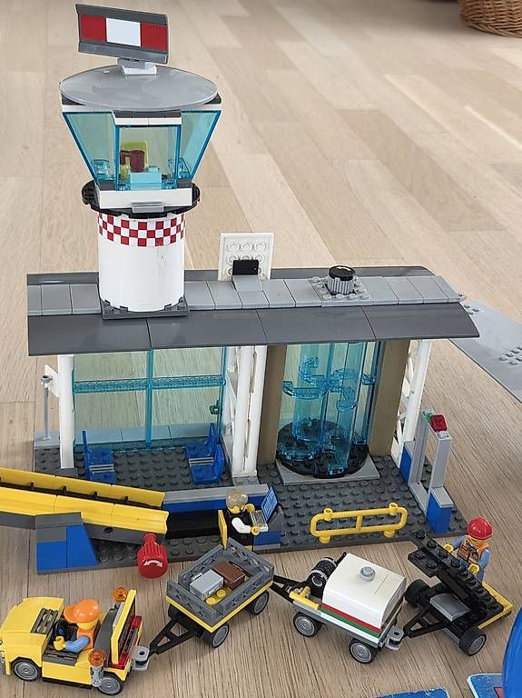 Kit di costruzioni: Lego Flughafen und Jet 60104 – Usato da Uster venduto da laemau 2