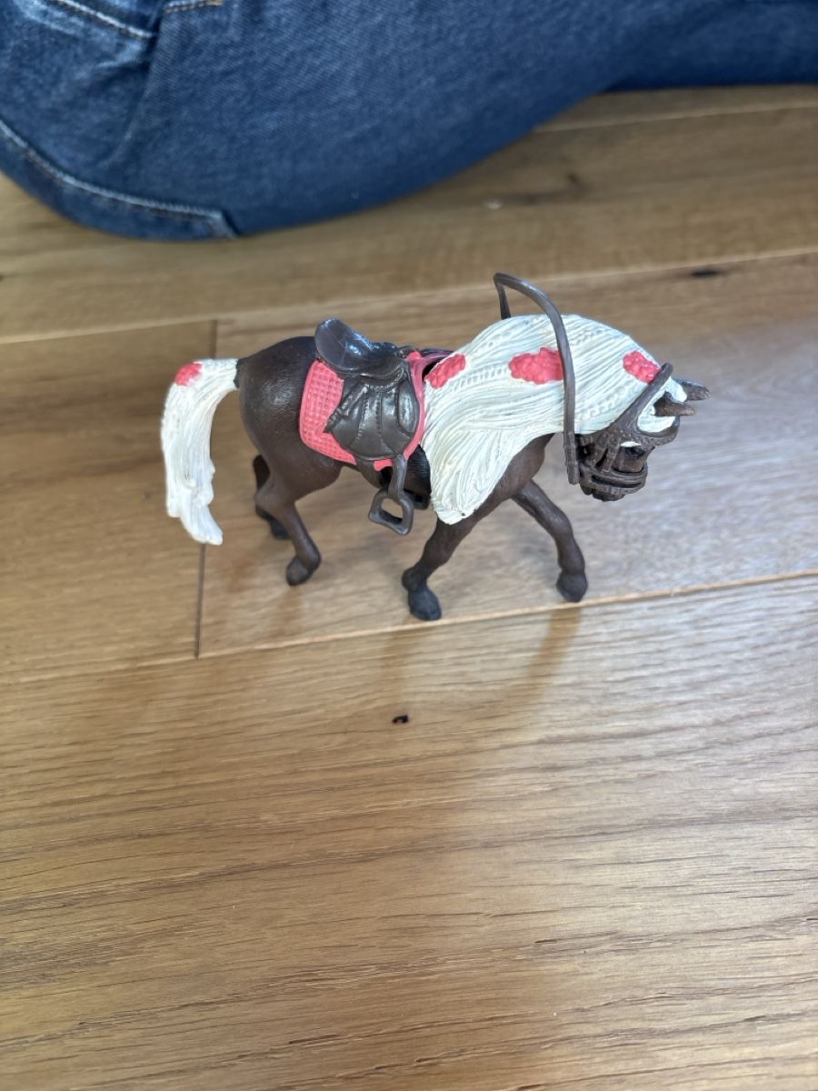 Schleich Spielzeuge: Schleich Pferde mit Sattel (7) – Gebraucht aus Meiringen von enilorac2000 2