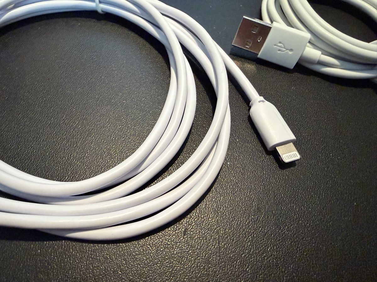 Cavi: Écouteur et câble Lightning pour iPhone – Nuovo e nell'imballaggio originale da grenchen venduto da gogol-009 2