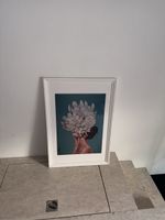 Gerahmtes Wandbild Frau mit Blumen 98 × 68 cm