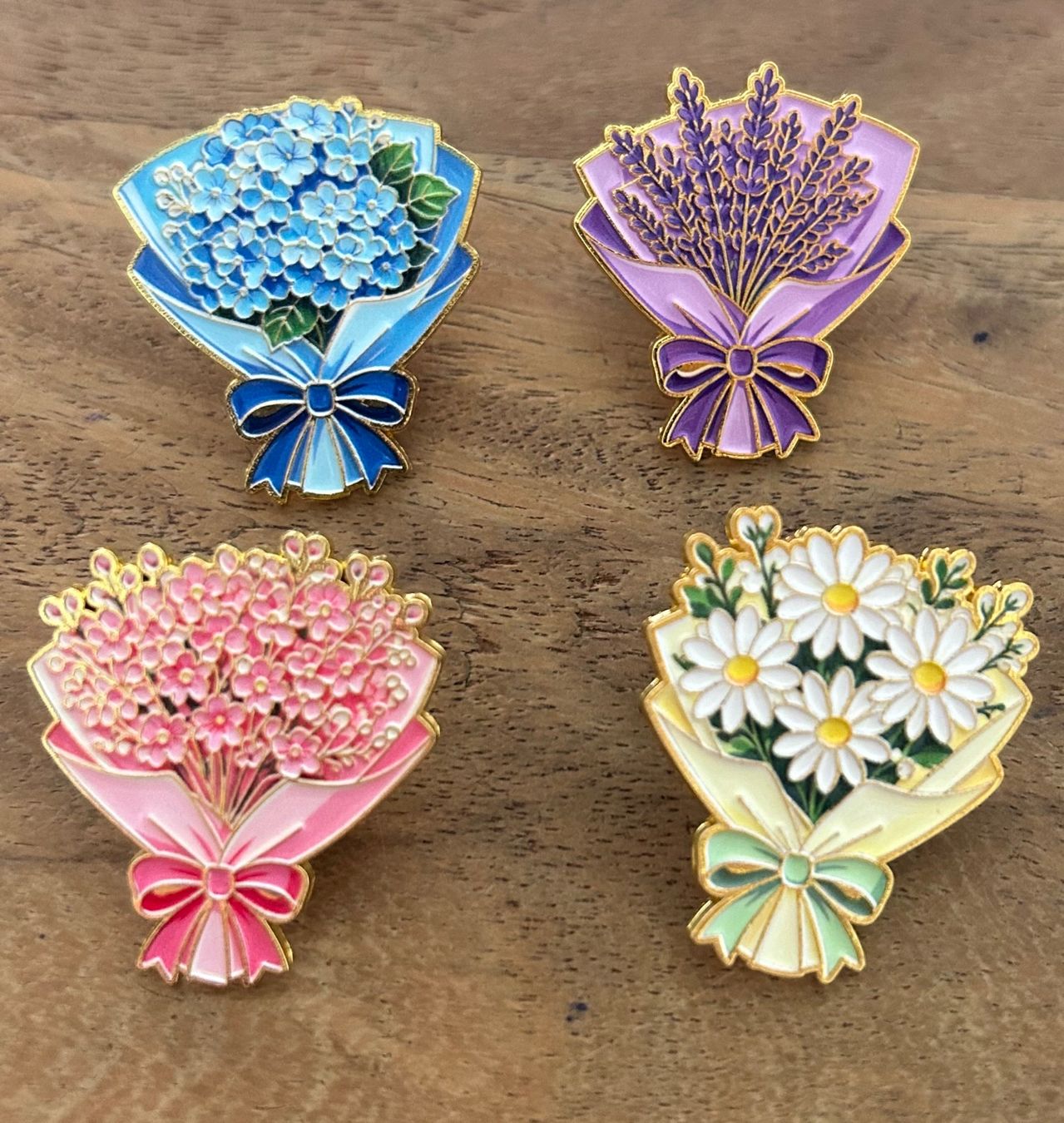 Plaketten & Abzeichen: Set 4x Pin Blumen / Blumenstrauss – Neu und originalverpackt aus Geneve von vane267