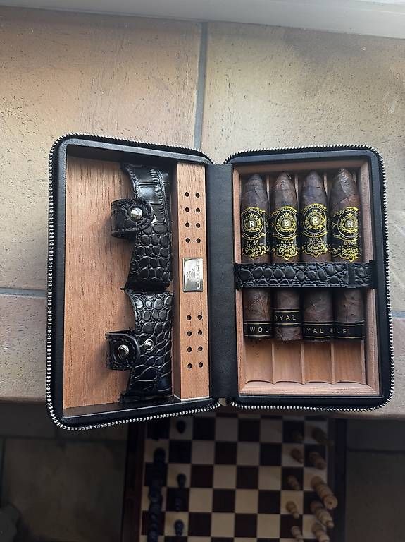 Humidificateurs: Reishumidor Krokoleder mit 4 Zigarren  – D'occasion à Seuzach par Wolf936