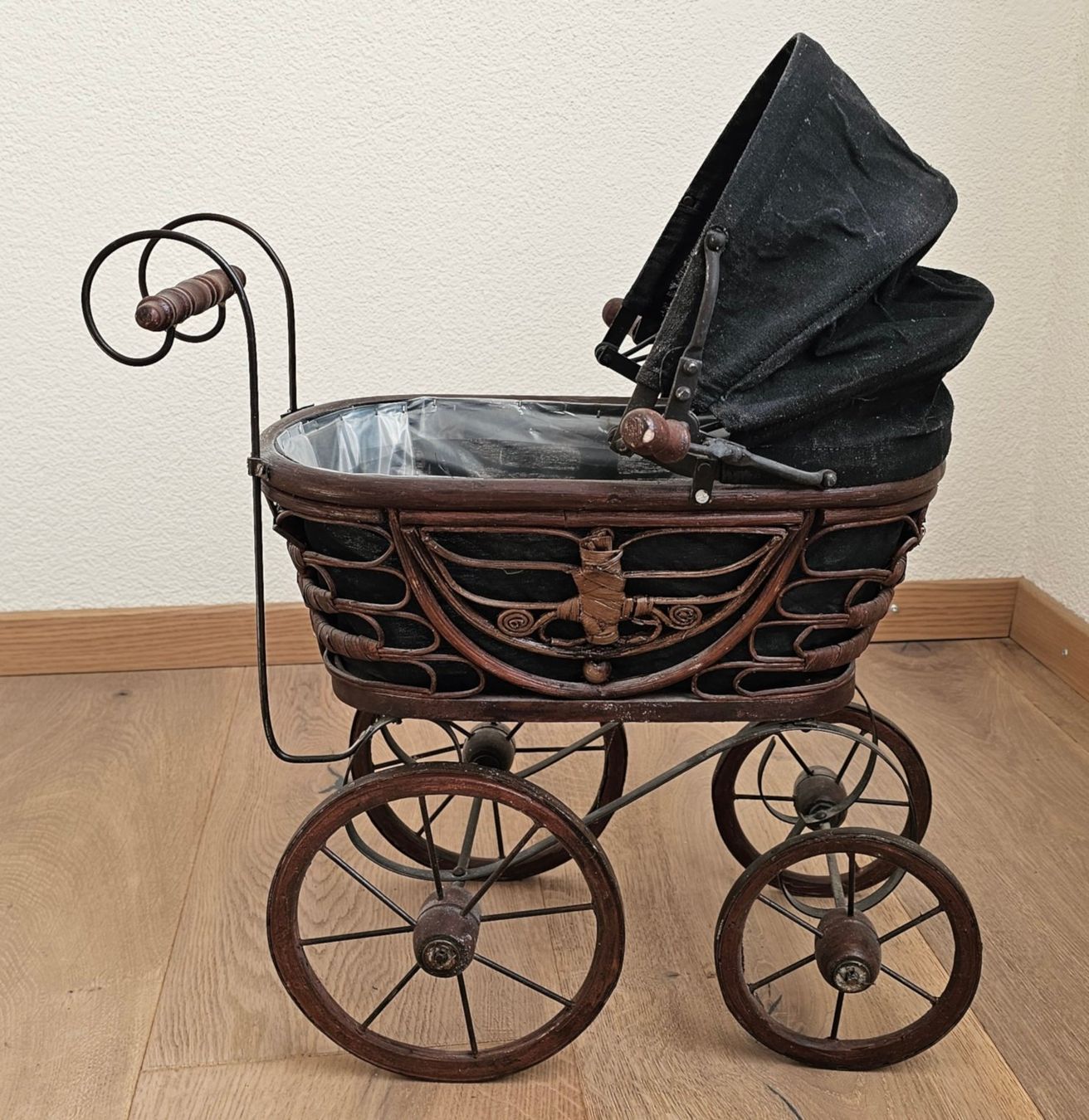 Carrozzine per bambole: Kinderwagen / Puppenwagen antik – Usato da Walenstadt venduto da pedroju-1