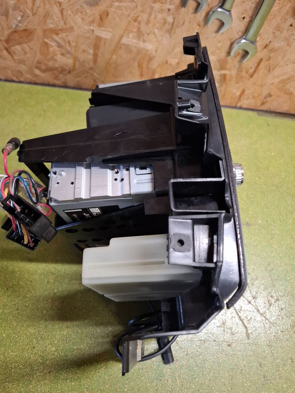 Volkswagen Tutti pezzi di ricambio auto: Golf IV Klima R/CD Bedienteil – Usato da Uttigen venduto da fourstrokeforce 1