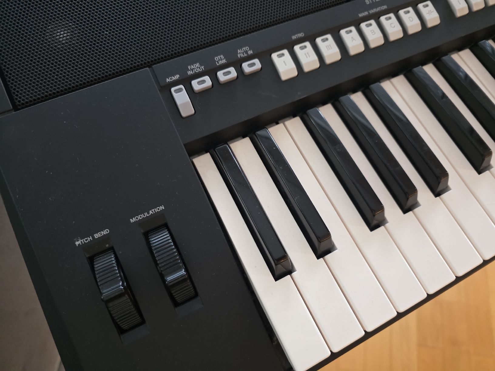 Yamaha Strumenti musicali: Yamaha PSR-S750 Keyboard – Usato da Zwingen venduto da Vader. 4