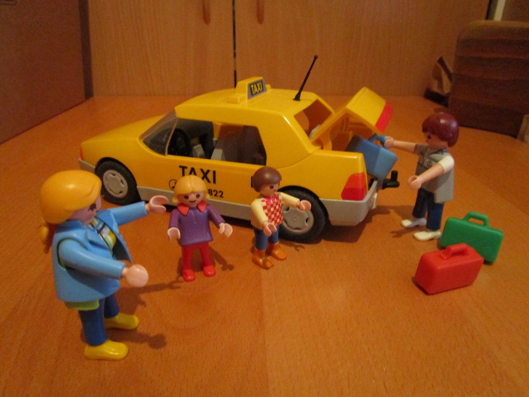 Playmobil Spielzeuge: Playmobil  -  Taxifahrer mit Gäste – Gebraucht aus Wetzikon ZH von Storchadebar