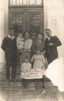 Cademario (TI) Ritratto di famiglia davanti all'edificio