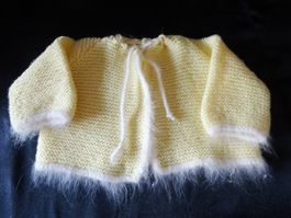 Älteres Puppenjäckchen handgestrickt