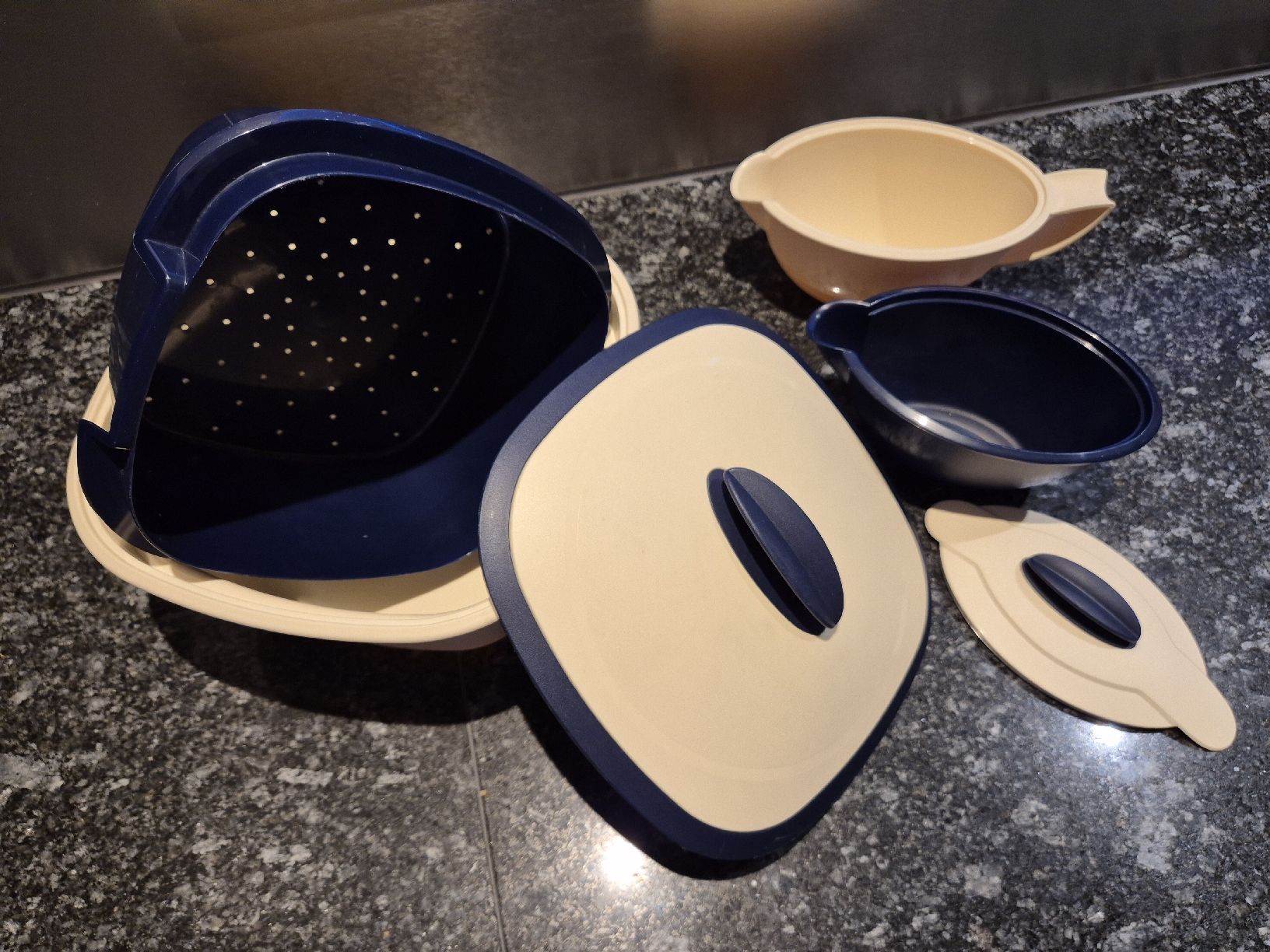 Tupperware Behälter & Ähnliches: Tupperware Servierschüssel-Set, blau/beige – Gebraucht aus Oberbuchsiten von Wilandra 1