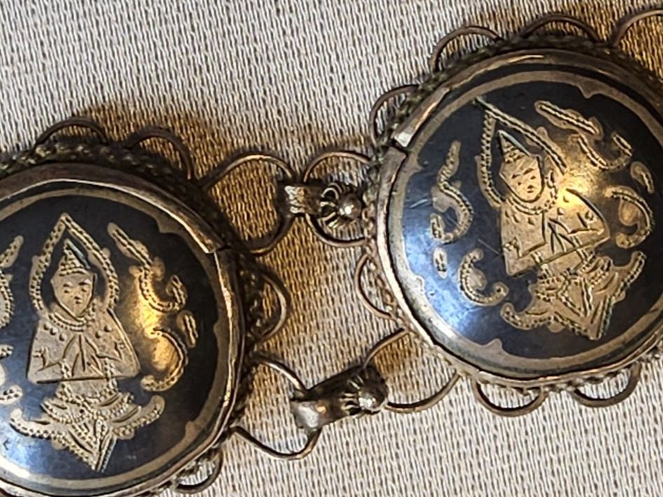 Armbänder & -reifen: Antikes buddhistisches Armband Silber/Schwarz – Gebraucht aus Zürich von helsan