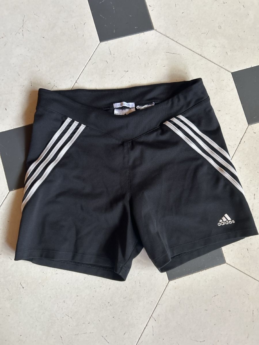 Adidas Pantaloni: Sporthose Adidas 152 – Usato da Bubikon venduto da arvaka