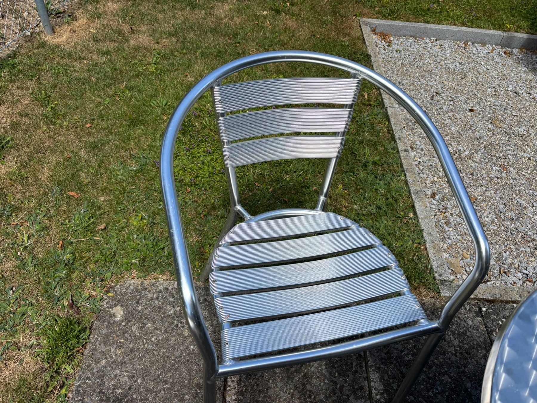 Set di tavolo e panche: Bistrotisch / Gartentisch mit zwei Stühlen – Usato da Grüningen venduto da Teppich1 4