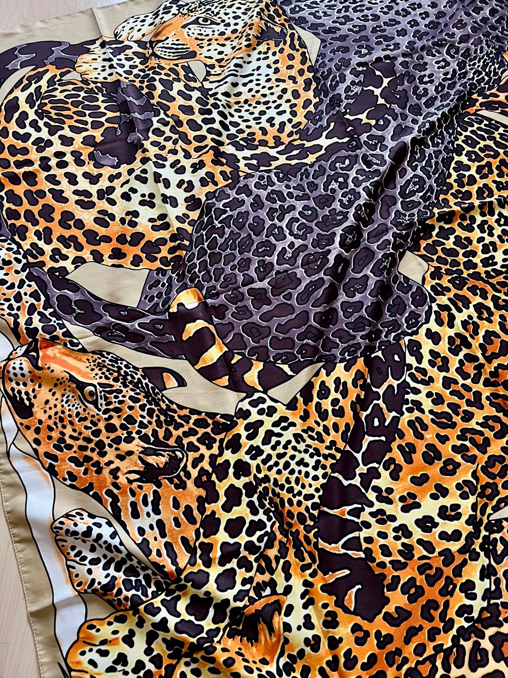 Foulard & Sciarpe: Edler Seidenschal mit Leopardenmuster, neu – Nuovo (secondo la descrizione) da Zürich venduto da Girasole232 1