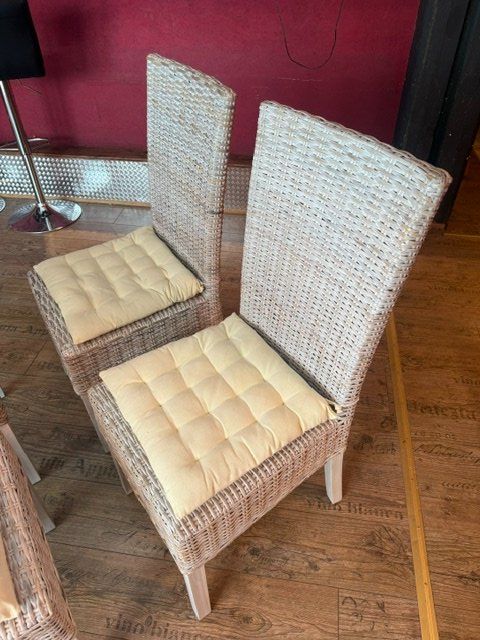 Sedie: Rattan Stühle mit Sitzpolster – Usato da Frasnacht venduto da Wild82 1