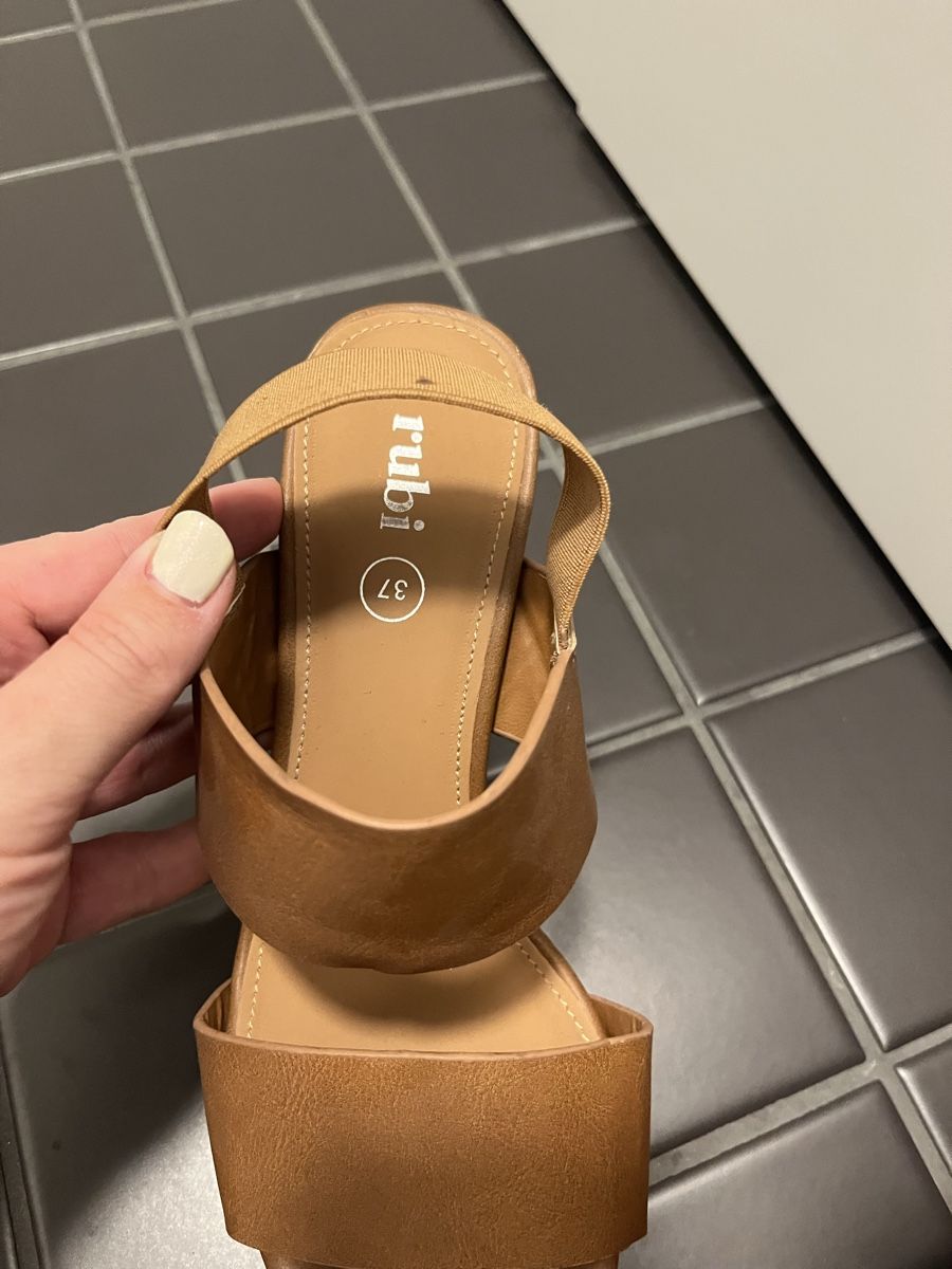 Damenschuhe: Damensandalen Plateau-Absatz – Gebraucht aus Dallenwil von vani_lia 2