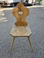 Antiker Holz Stuhl mit Herz - Dekoration für Herbst!