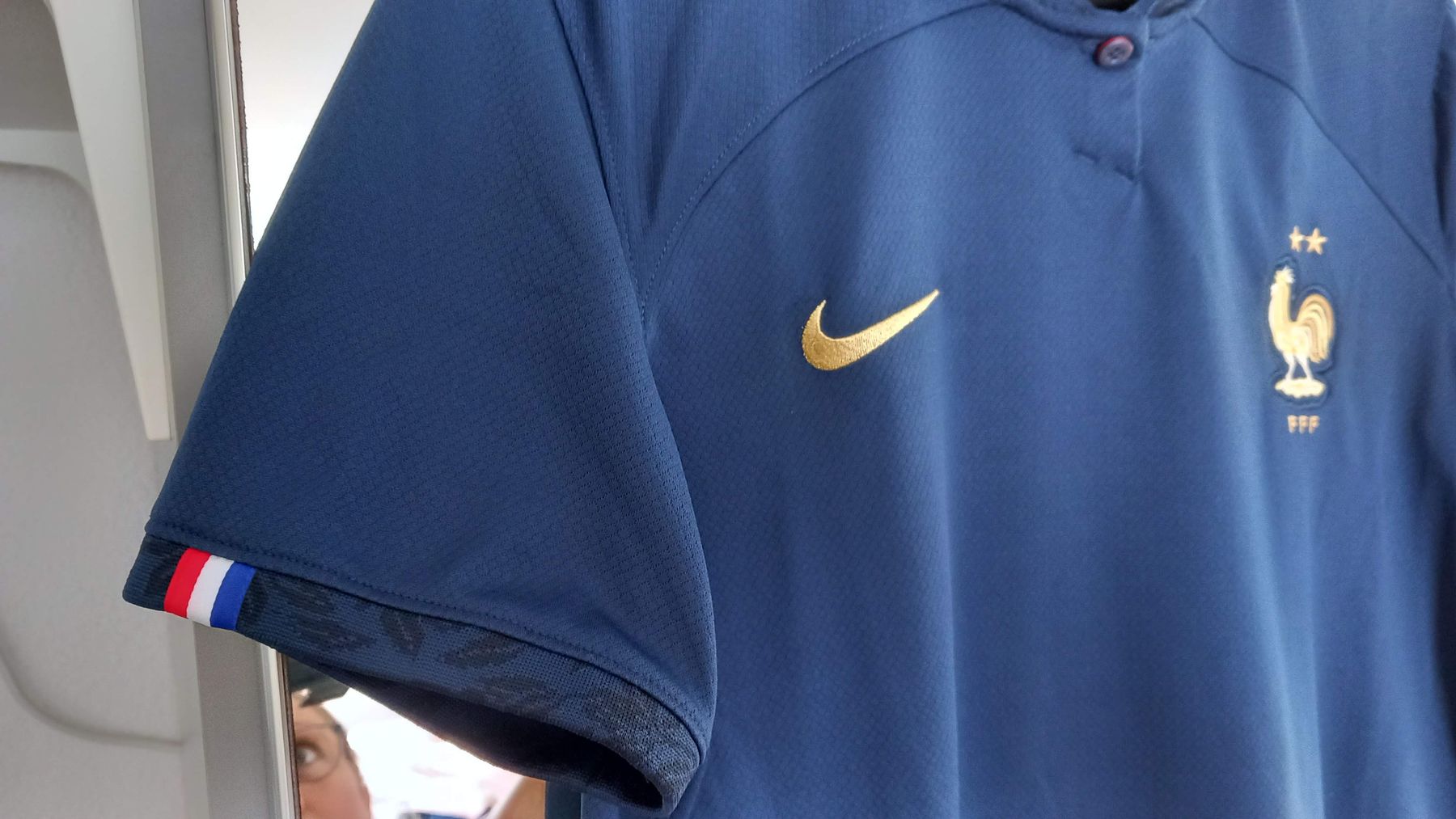 Canottiere & Pantaloni: Damen Frankreich Trikot / L – Usato da Rorbas venduto da siramad 3