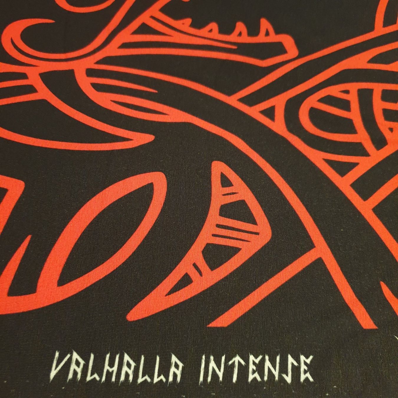 Tessuti: Jersey Runen "Valhalla" rot schwarz Stoff je m – Nuovo e nell'imballaggio originale da Wiesenberg venduto da mountain-merch 8