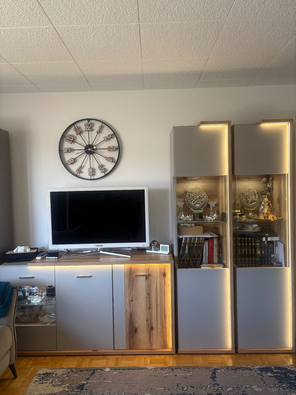 TV Möbel: Sideboard mit Vitrine, TV Möbel – Gebraucht aus Winterthur von tusem-tet