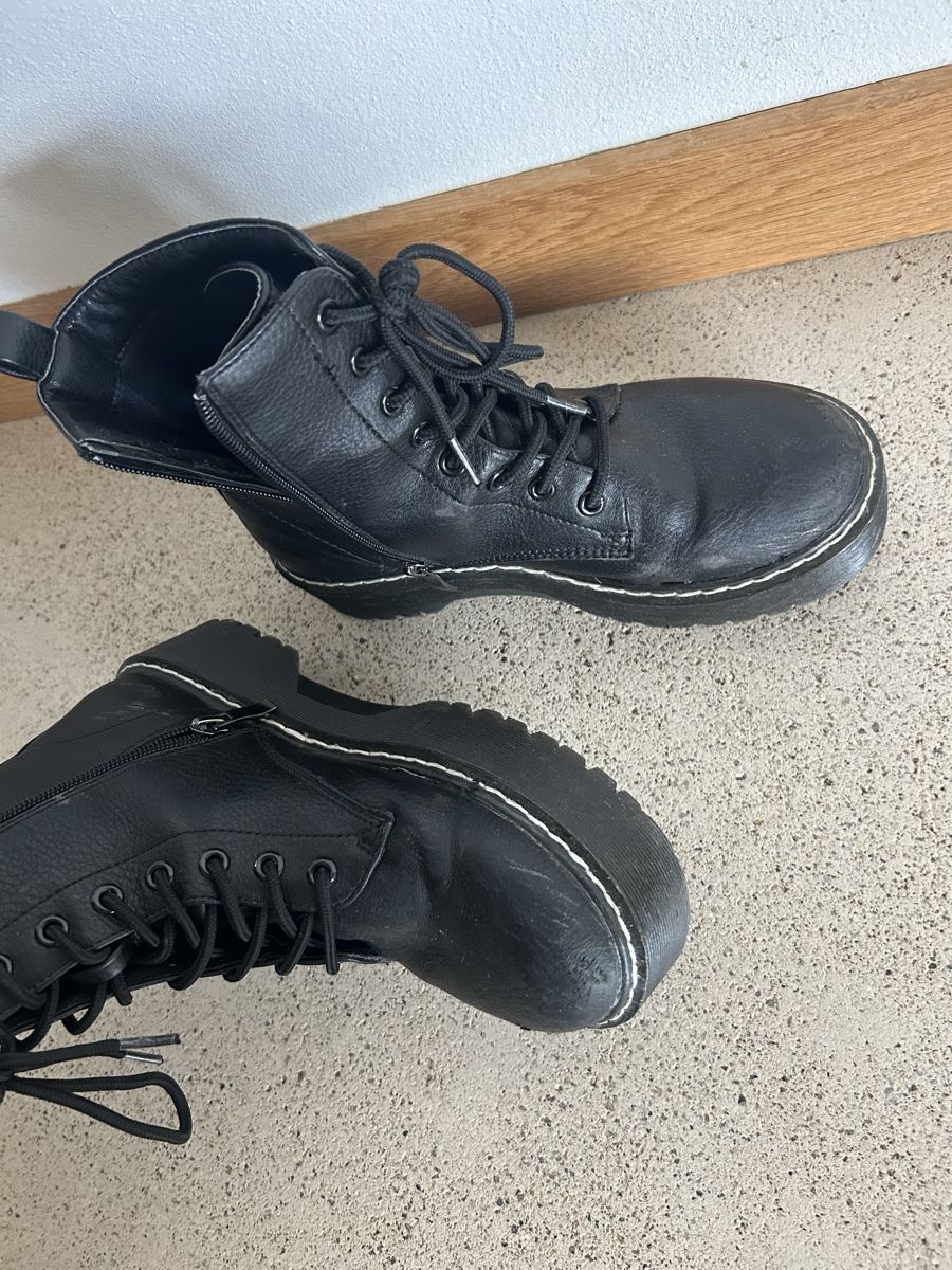 Chaussures femmes: Boots im Dr. Martens Stil – D'occasion à Wolfhausen par eil_jc5j 2