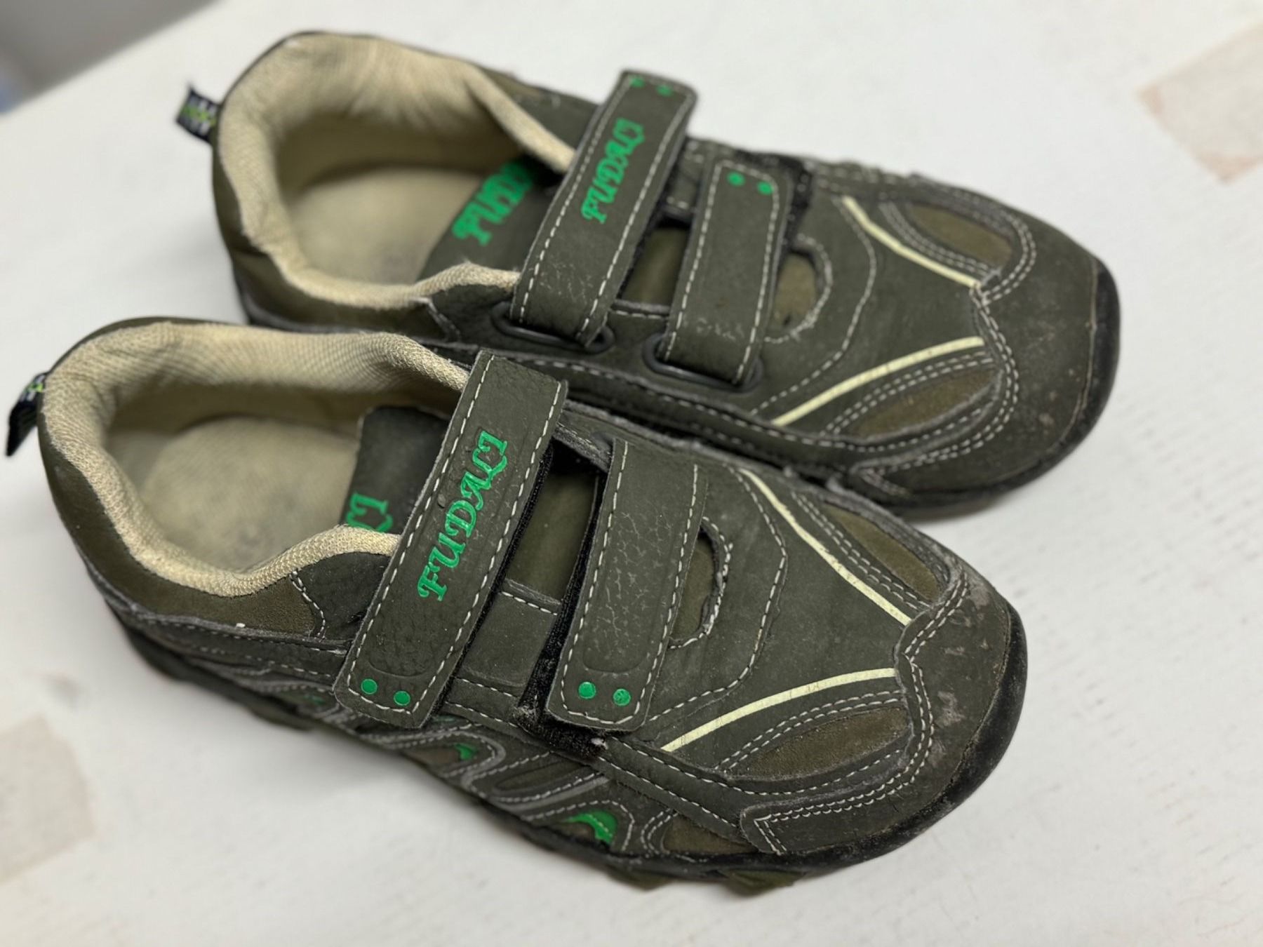 Scarpe per ragazzi: Sneaker für Kinder, Grösse 33 – Usato da Sursee venduto da k12g223