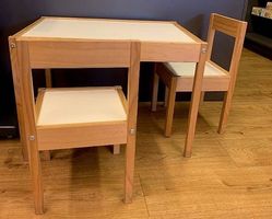 Kinder Spieltisch mit 2 Stühlen